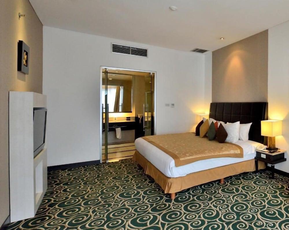 Golden Flower By Kagum Hotels Bandung Esterno foto