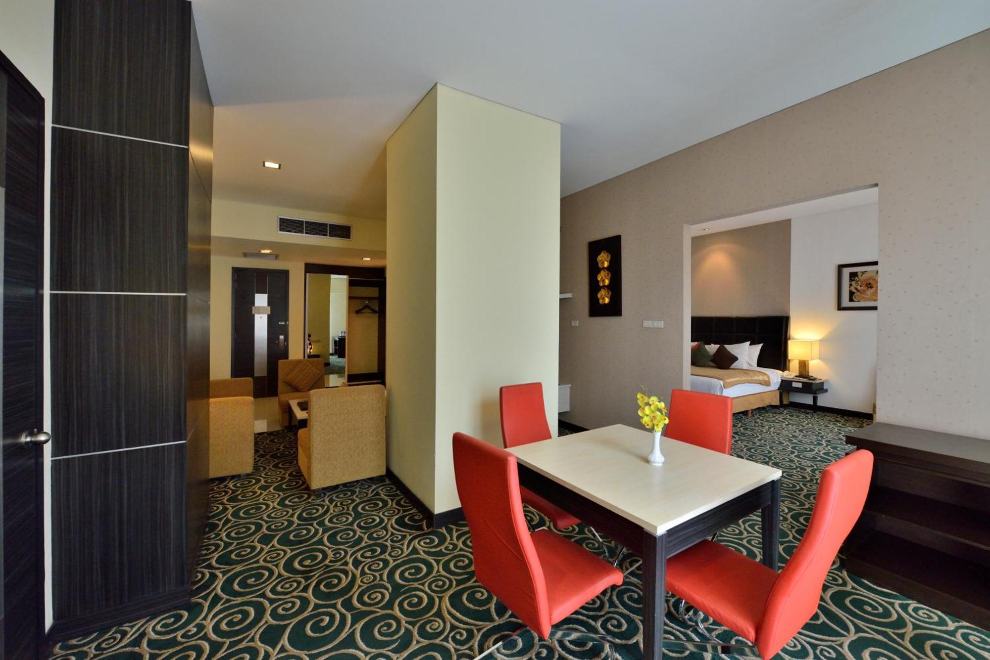Golden Flower By Kagum Hotels Bandung Esterno foto